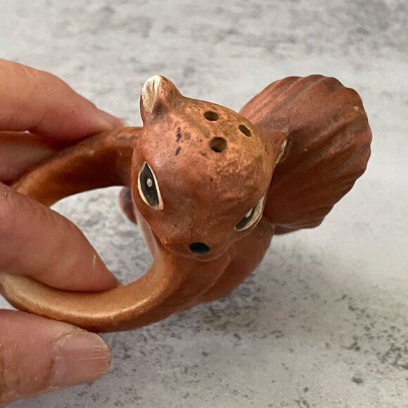 Vintage Squirrel Holding Acorn Salt Pepper Shakers Brown Hand-Painted Ceramic - Picture 8 of 10